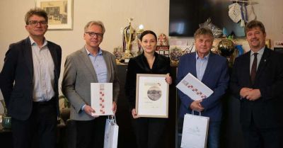 Burmistrz przekazał autorom bulwaru dyplomy